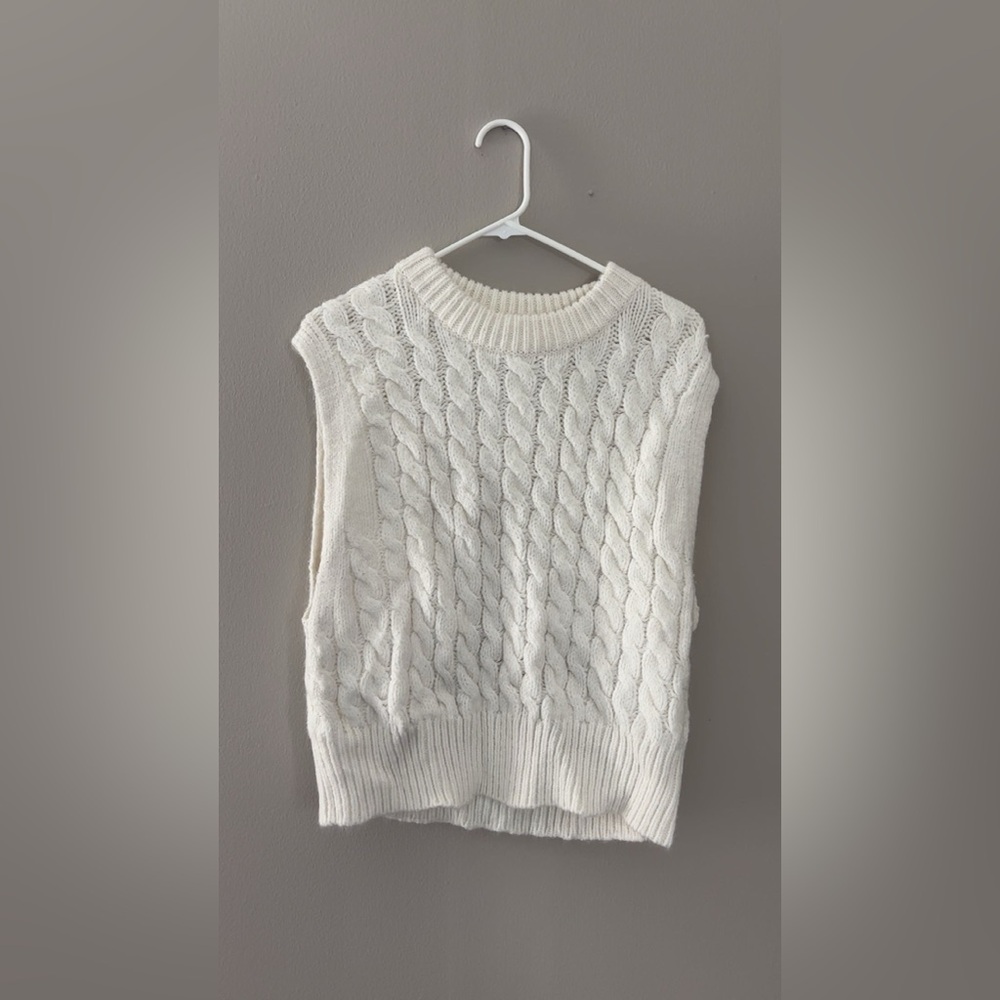 Elegant Cable Knit Sweater Vest - White